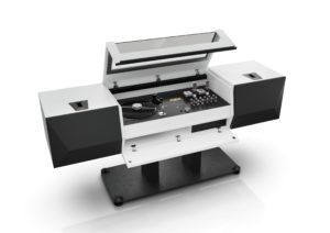 Die MRC Serie 1 designed by Alders &amp; Lange integriert Plattenspieler, Verstärker und Lautsprecher in einem edlem Möbelstück.